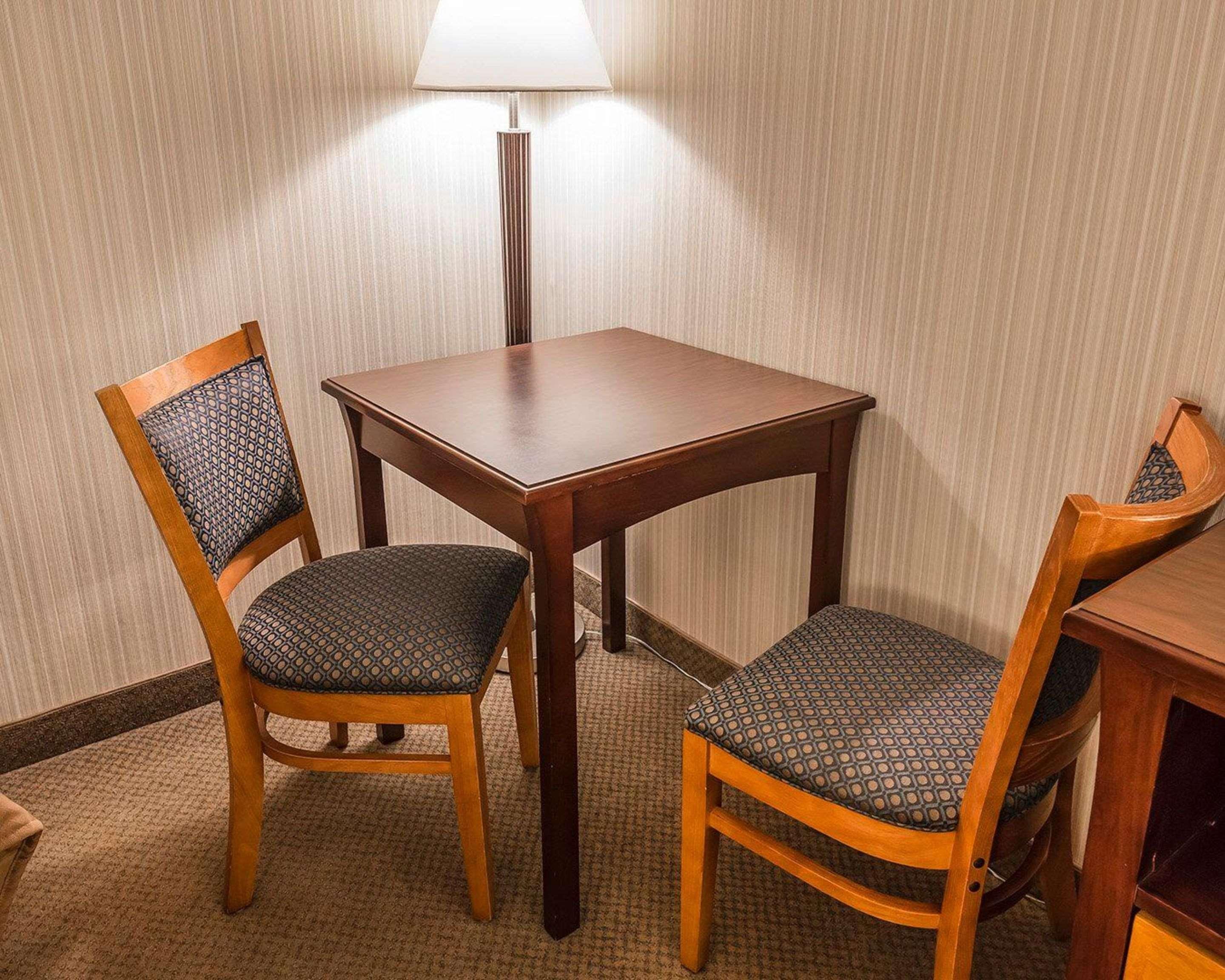 Quality Inn & Conference Centre Red Deer Bagian luar foto