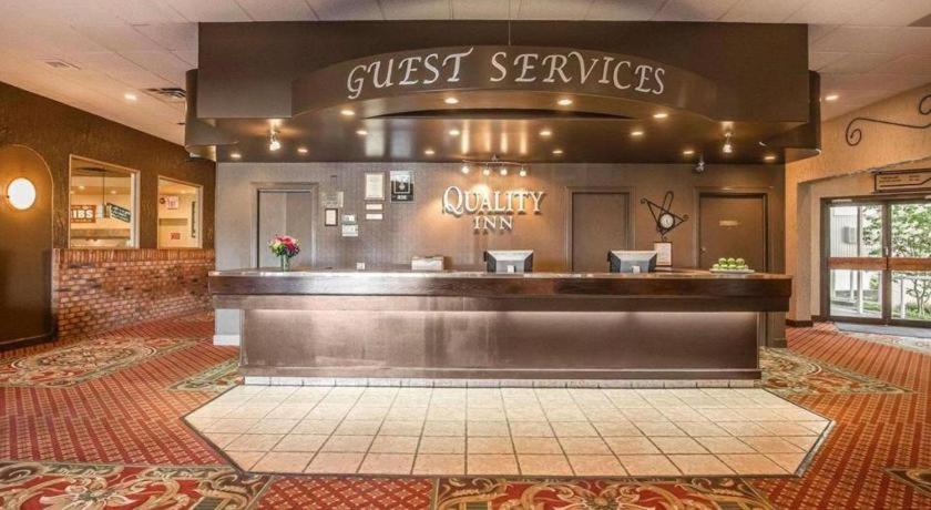 Quality Inn & Conference Centre Red Deer Bagian luar foto