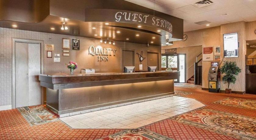 Quality Inn & Conference Centre Red Deer Bagian luar foto